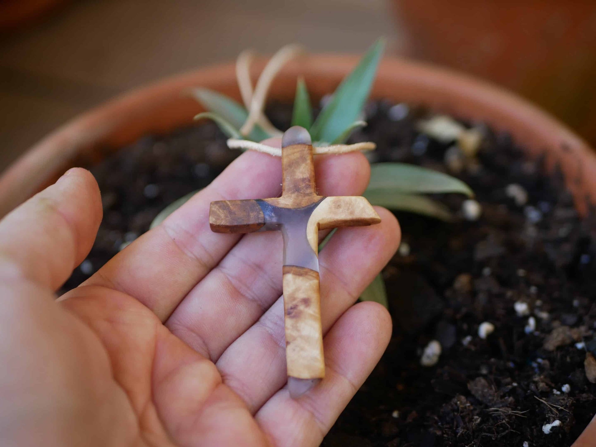 Kreuz aus Baumperle und Epoxid