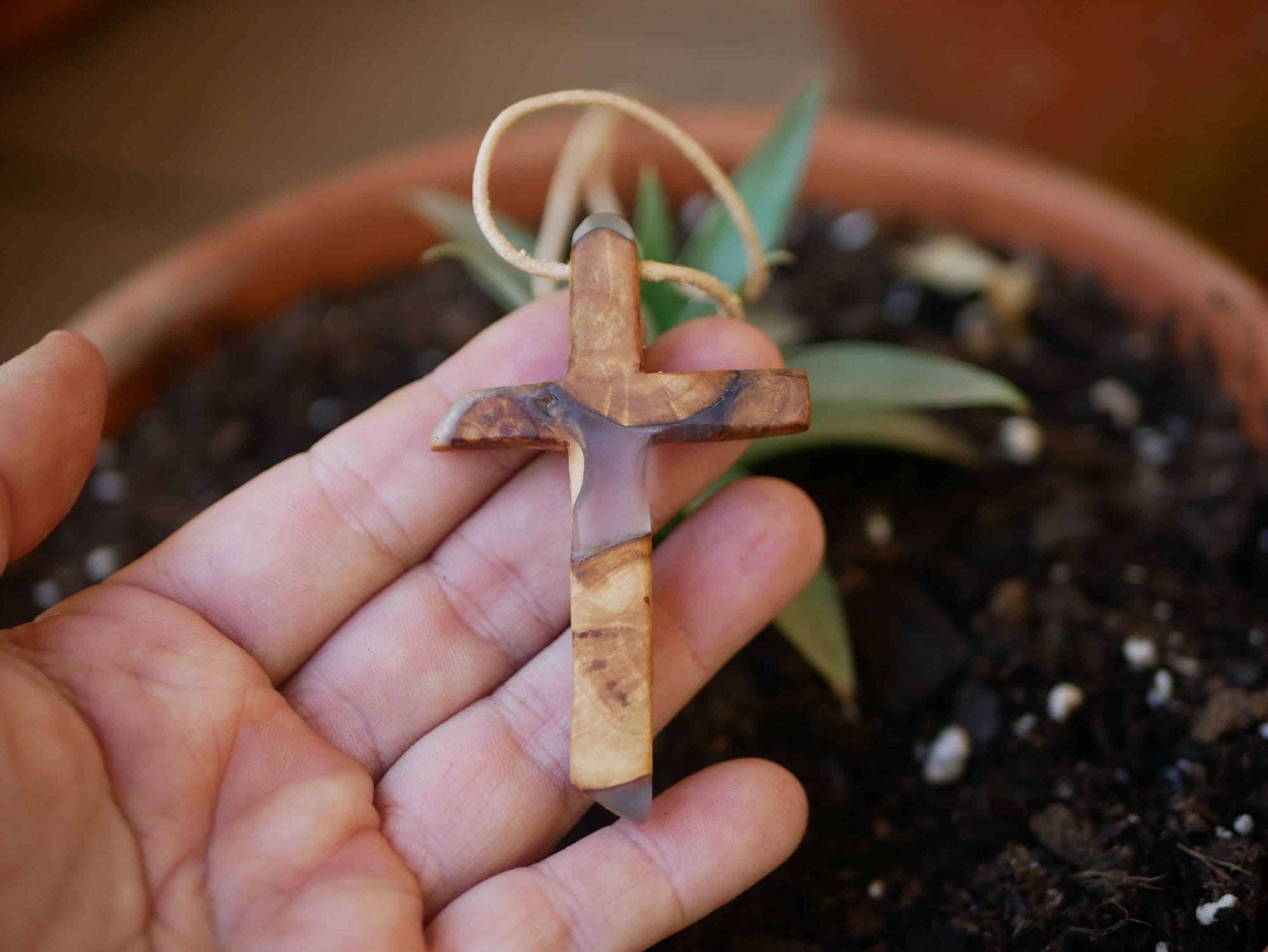 Kreuz aus Baumperle und Epoxid