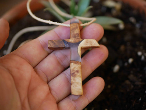 Kreuz aus Baumperle und Epoxid