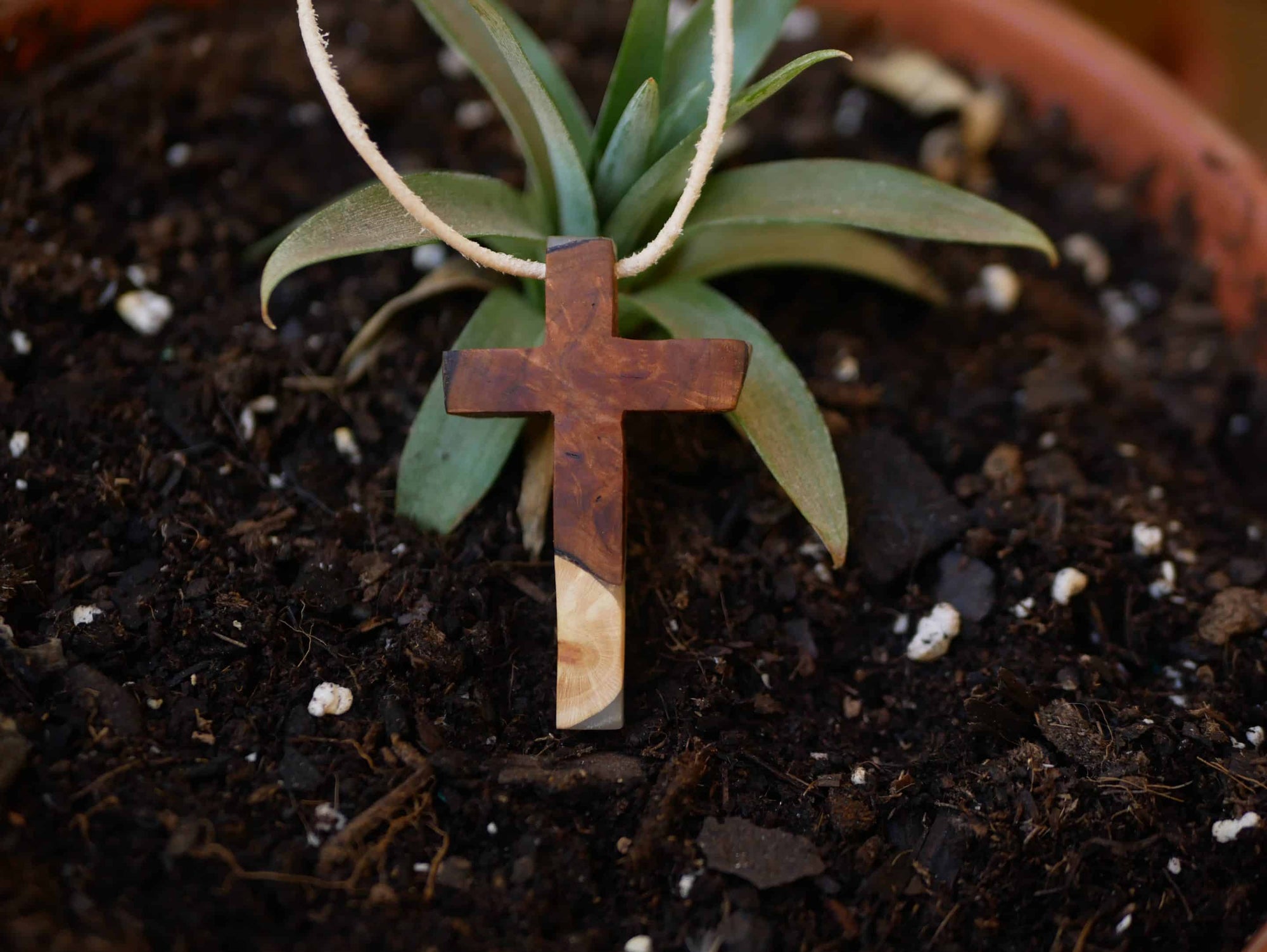 Kreuz aus Baumperle und Epoxid