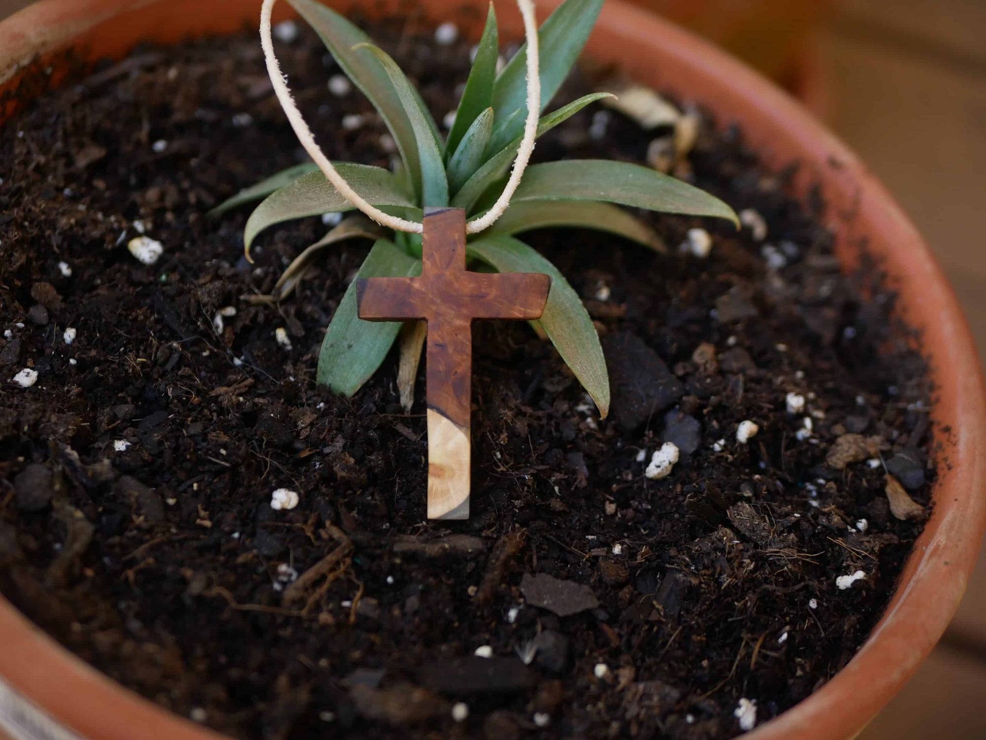 Kreuz aus Baumperle und Epoxid