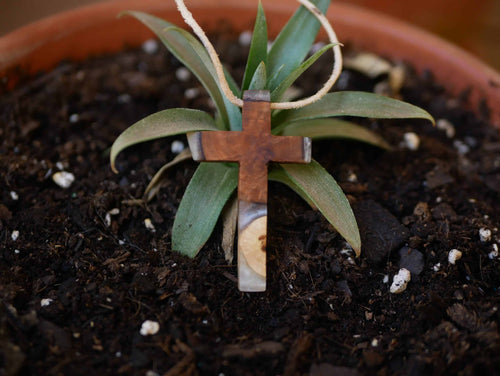 Kreuz aus Baumperle und Epoxid