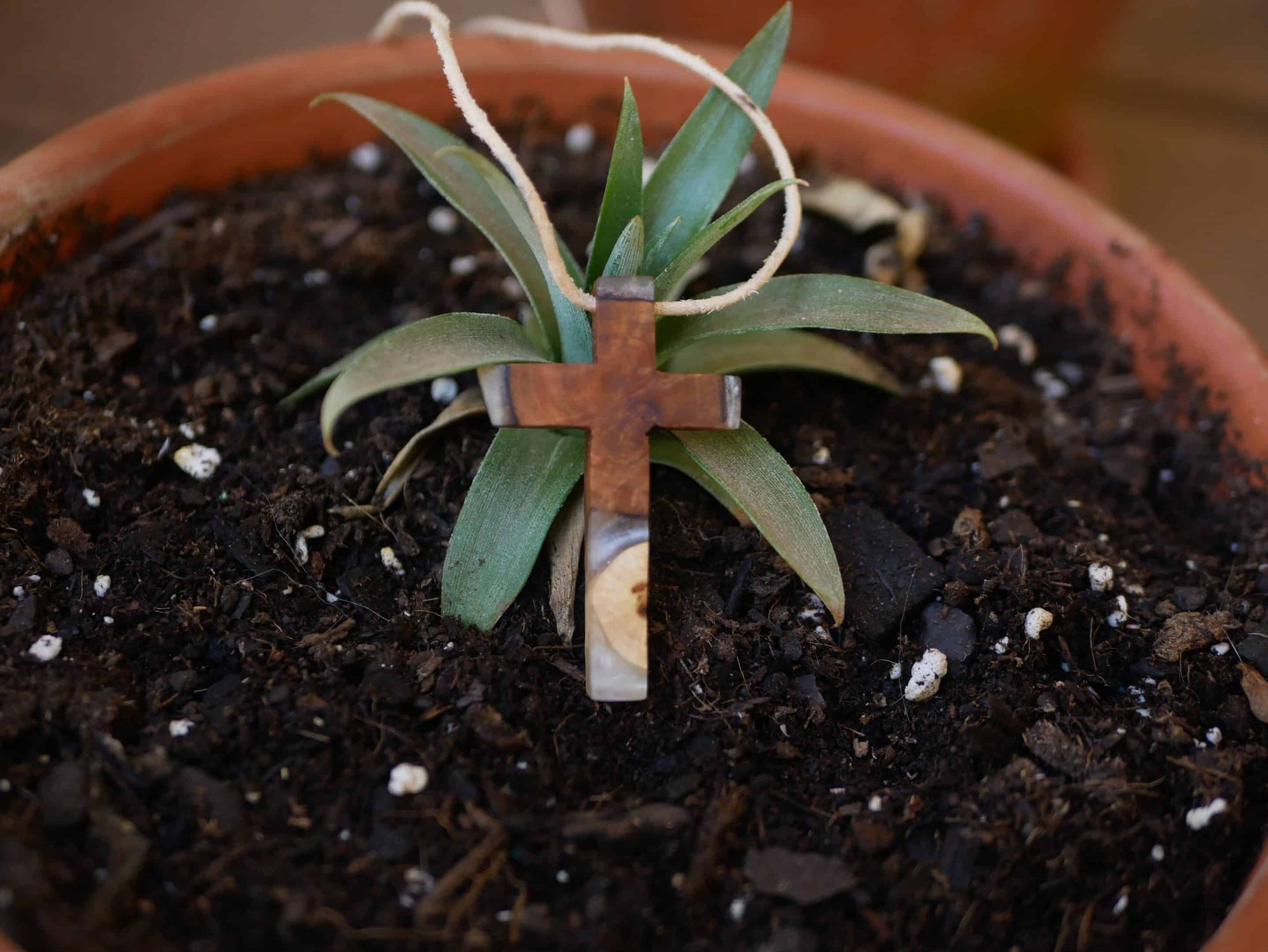 Kreuz aus Baumperle und Epoxid