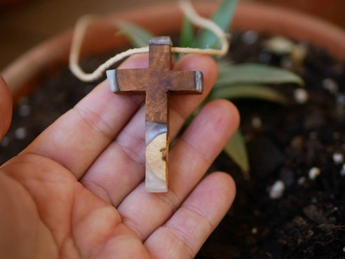 Kreuz aus Baumperle und Epoxid