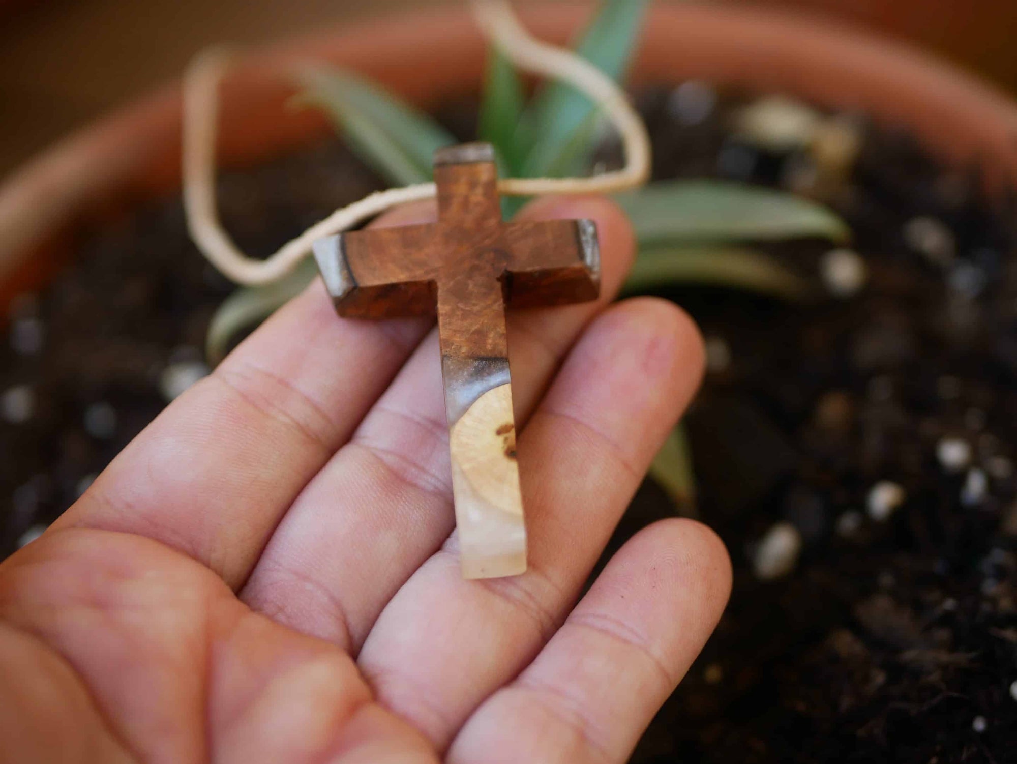 Kreuz aus Baumperle und Epoxid