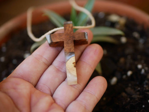 Kreuz aus Baumperle und Epoxid