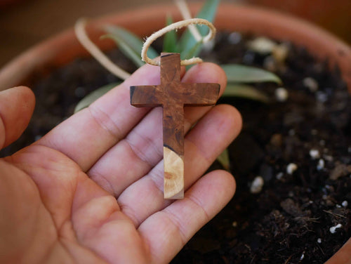 Kreuz aus Baumperle und Epoxid