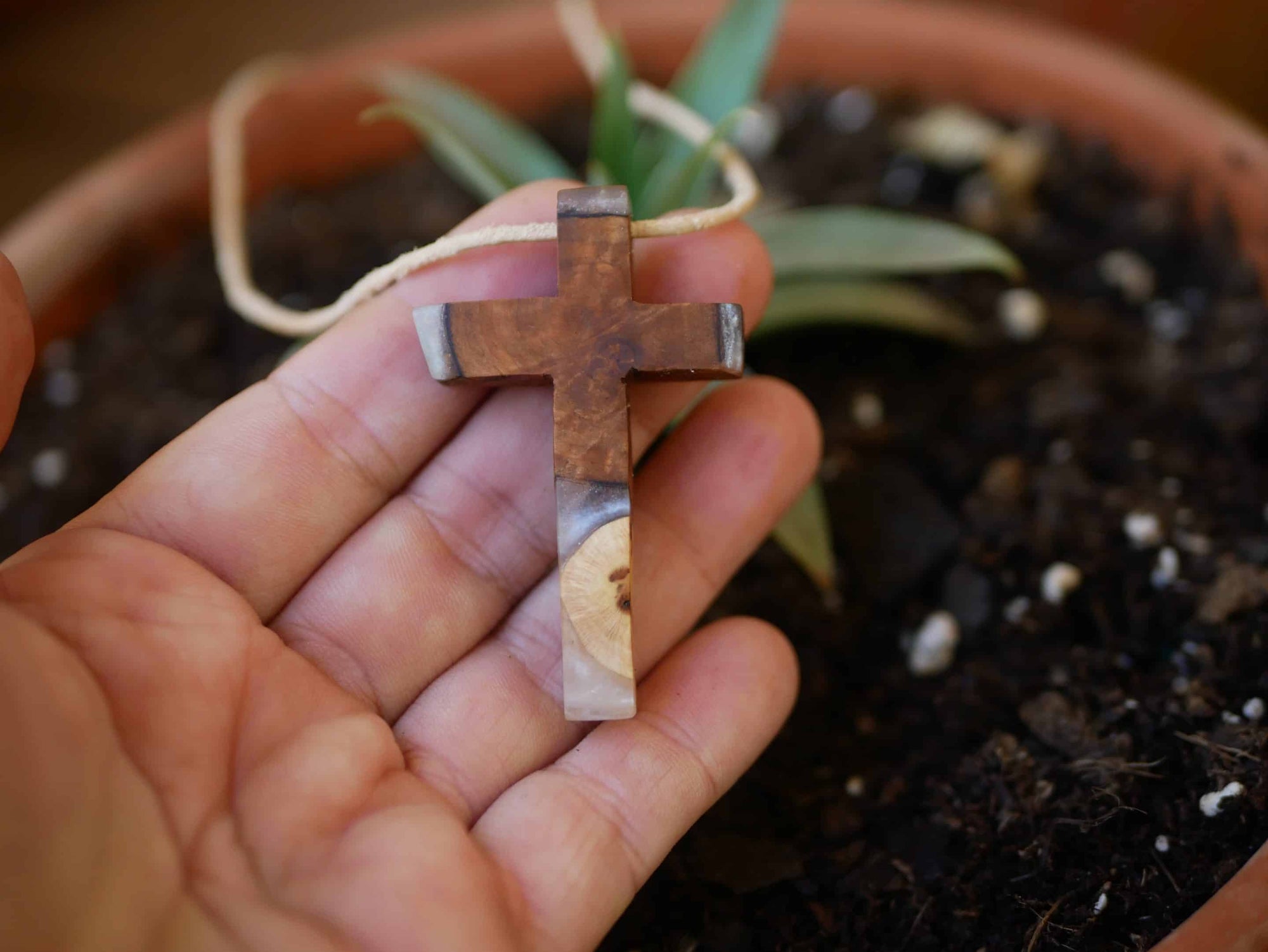 Kreuz aus Baumperle und Epoxid