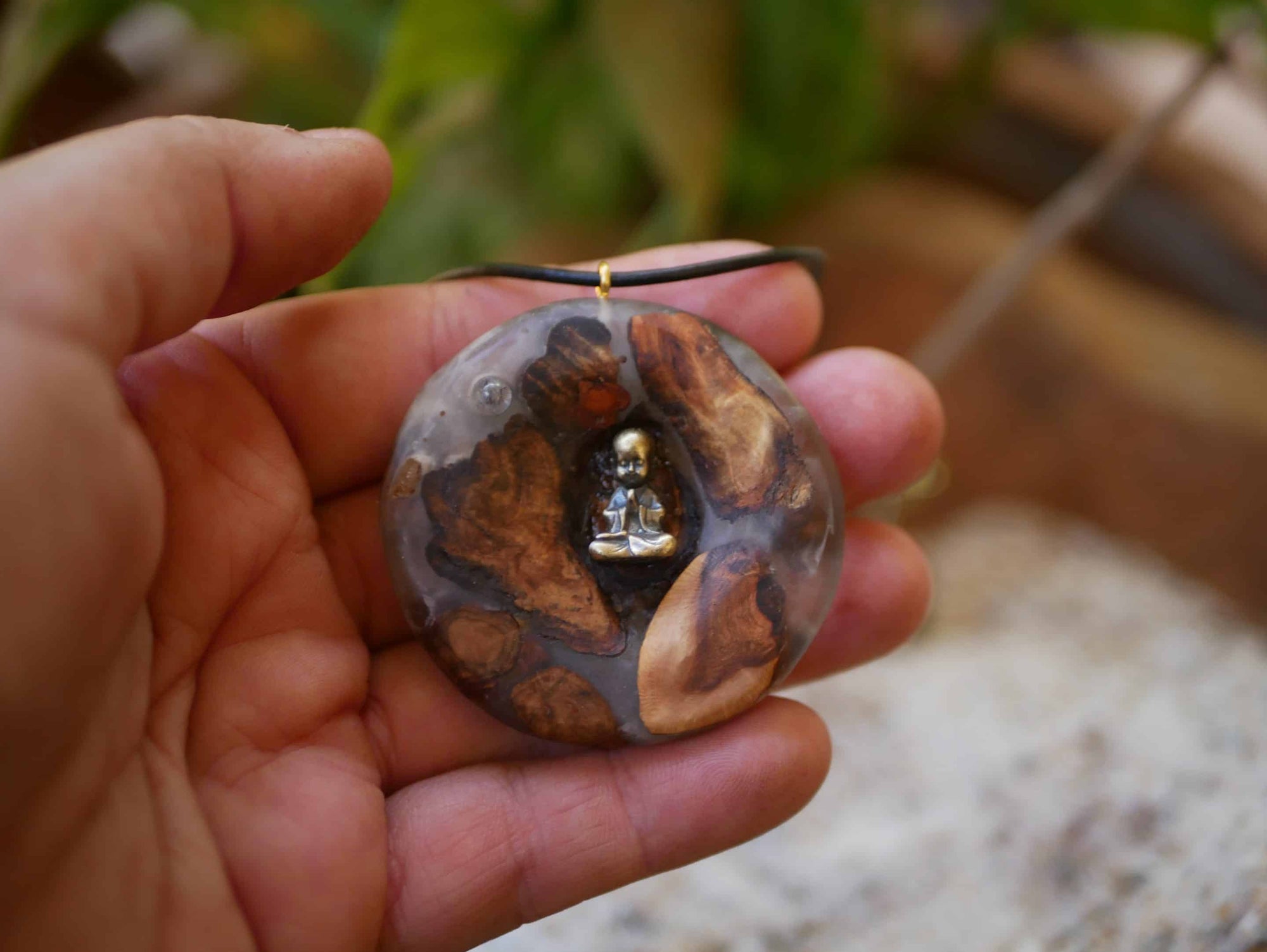Buddha in Baumperle mit Epoxid und Mondstein