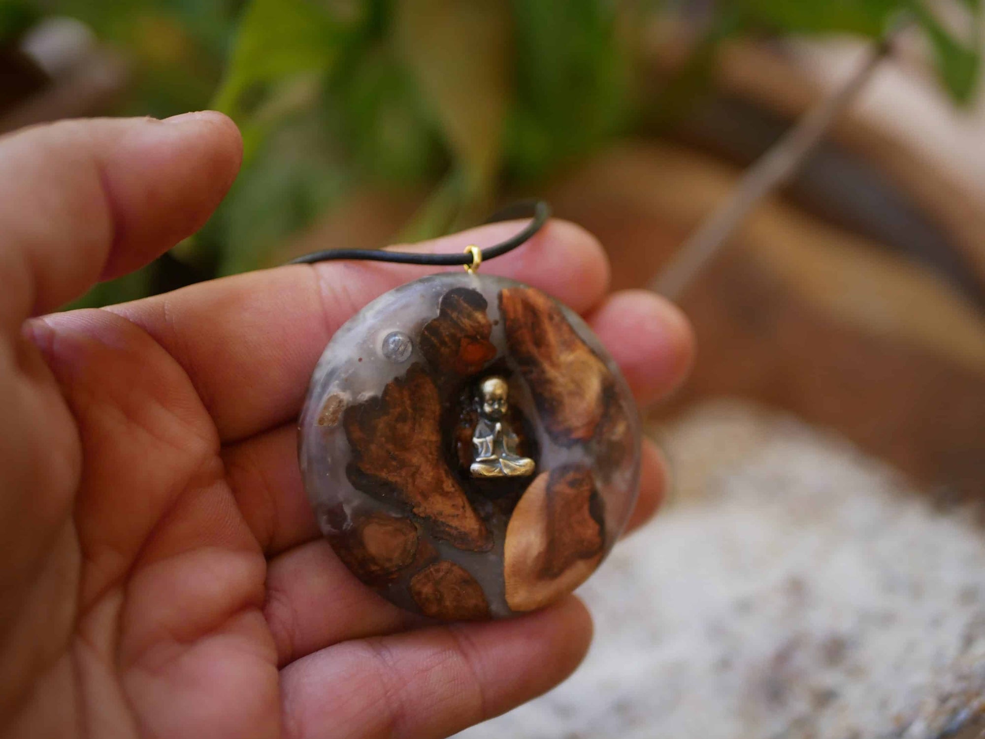 Buddha in Baumperle mit Epoxid und Mondstein