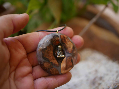 Buddha in Baumperle mit Epoxid und Mondstein