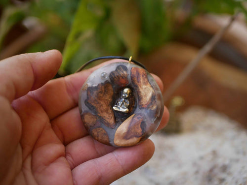 Buddha in Baumperle mit Epoxid und Mondstein
