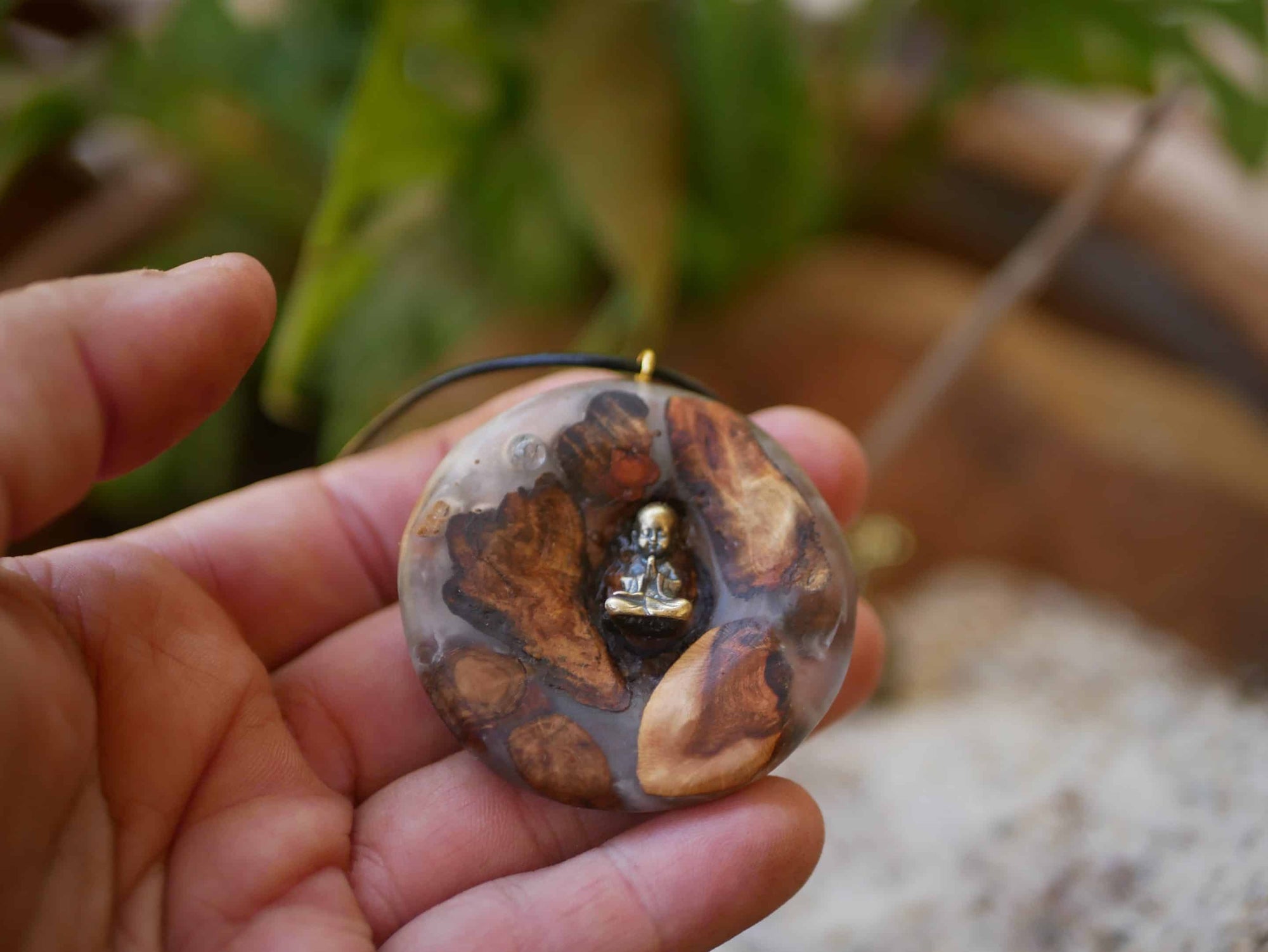 Buddha in Baumperle mit Epoxid und Mondstein