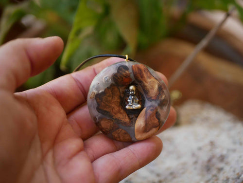 Buddha in Baumperle mit Epoxid und Mondstein