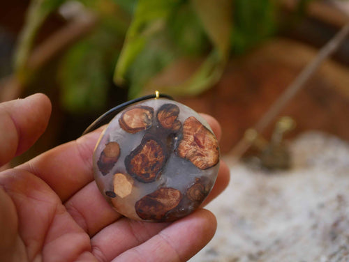 Buddha in Baumperle mit Epoxid und Mondstein