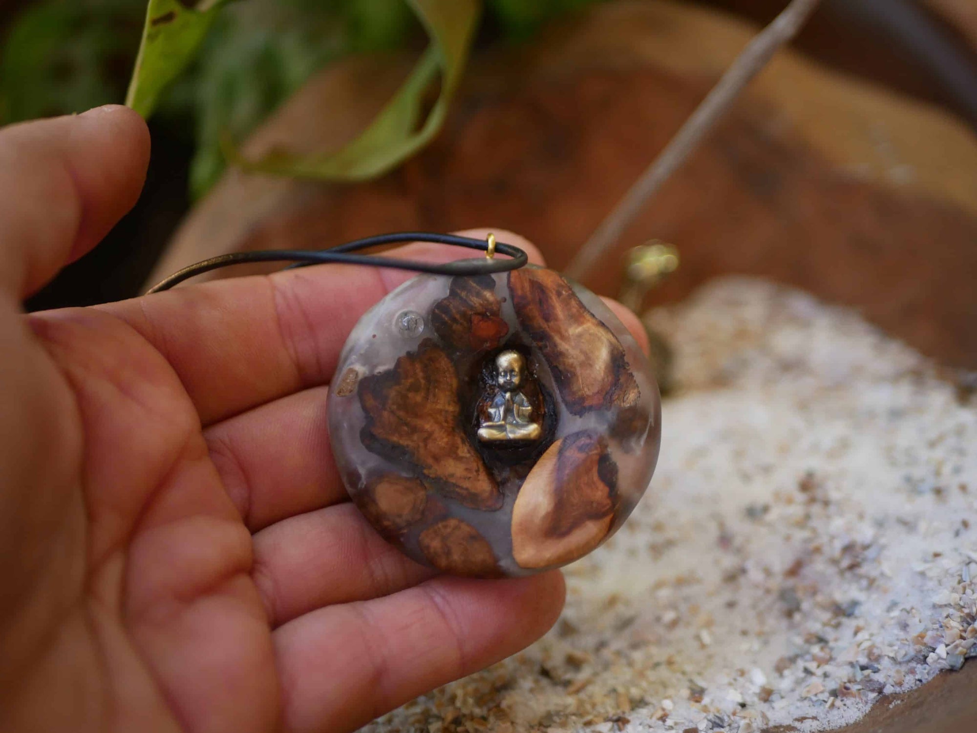 Buddha in Baumperle mit Epoxid und Mondstein
