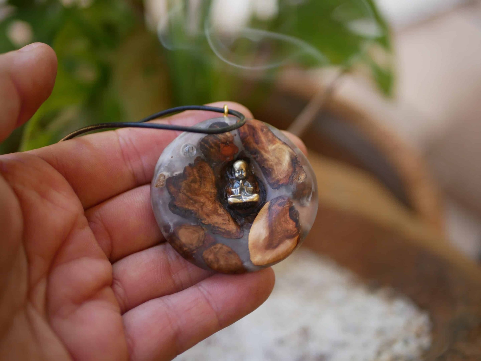 Buddha in Baumperle mit Epoxid und Mondstein