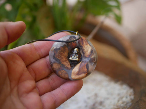 Buddha in Baumperle mit Epoxid und Mondstein