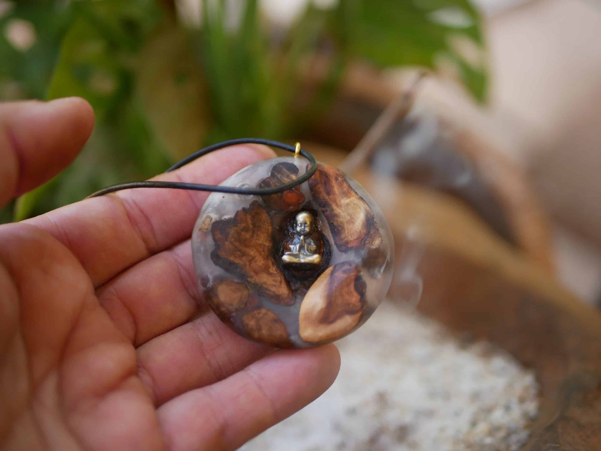 Buddha in Baumperle mit Epoxid und Mondstein