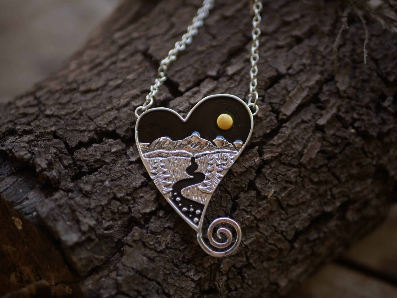 Kette mit Wald und Mond
