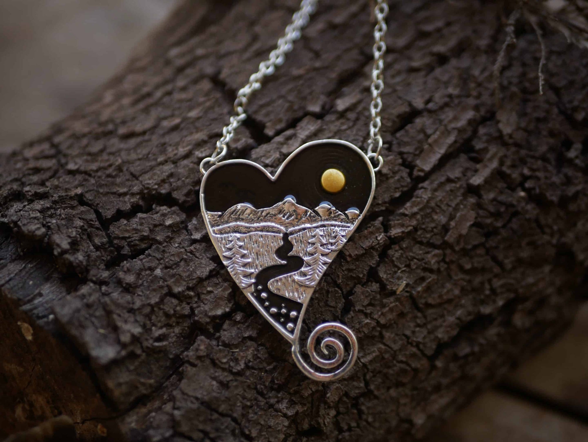 Kette mit Wald und Mond