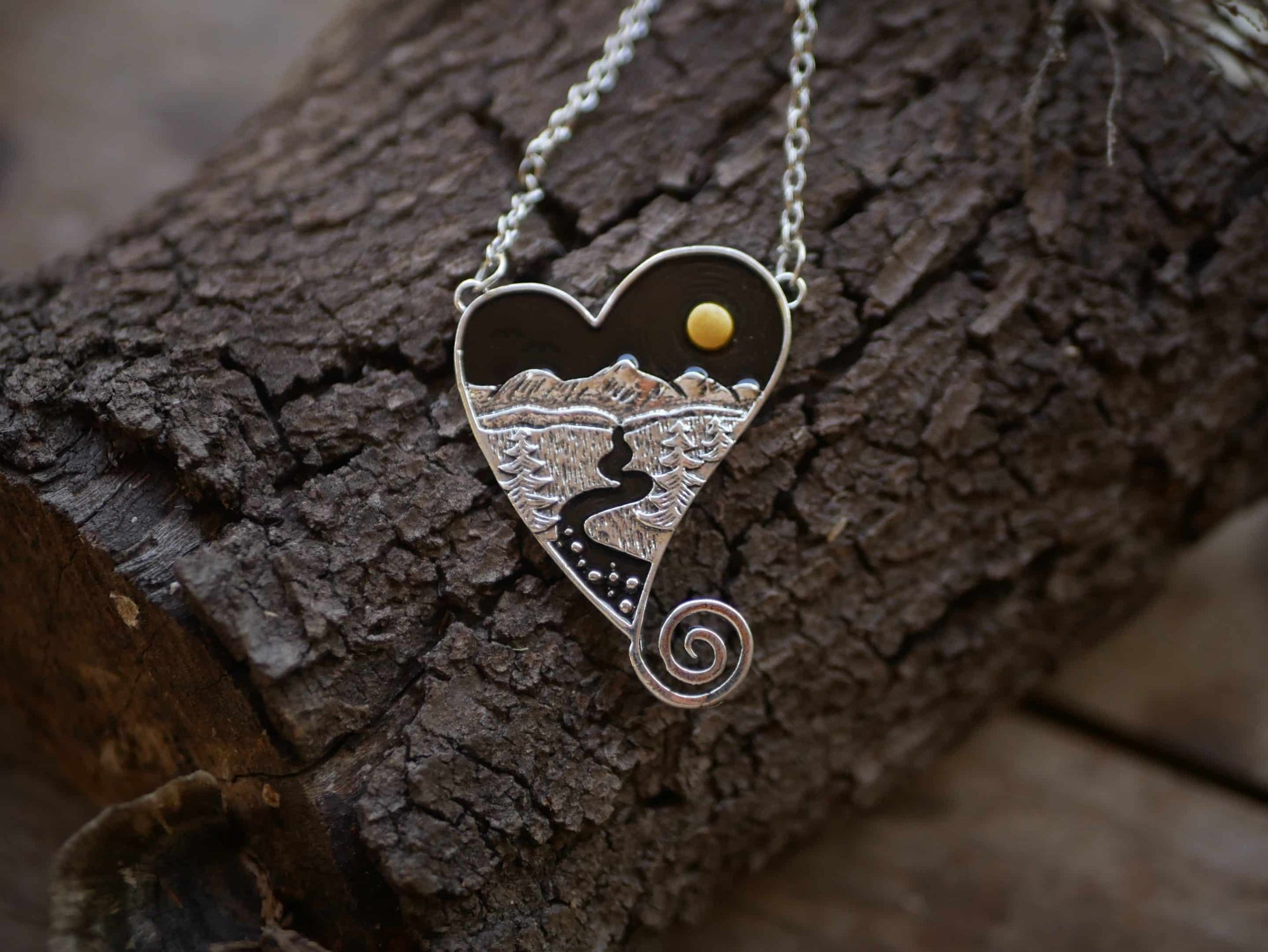 Kette mit Wald und Mond
