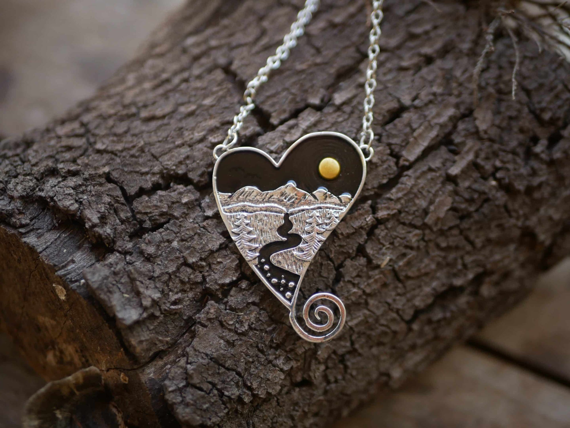 Kette mit Wald und Mond