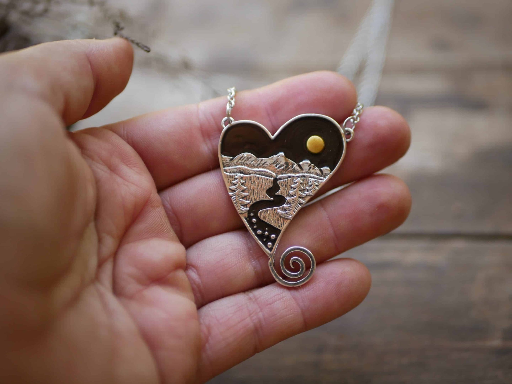 Kette mit Wald und Mond