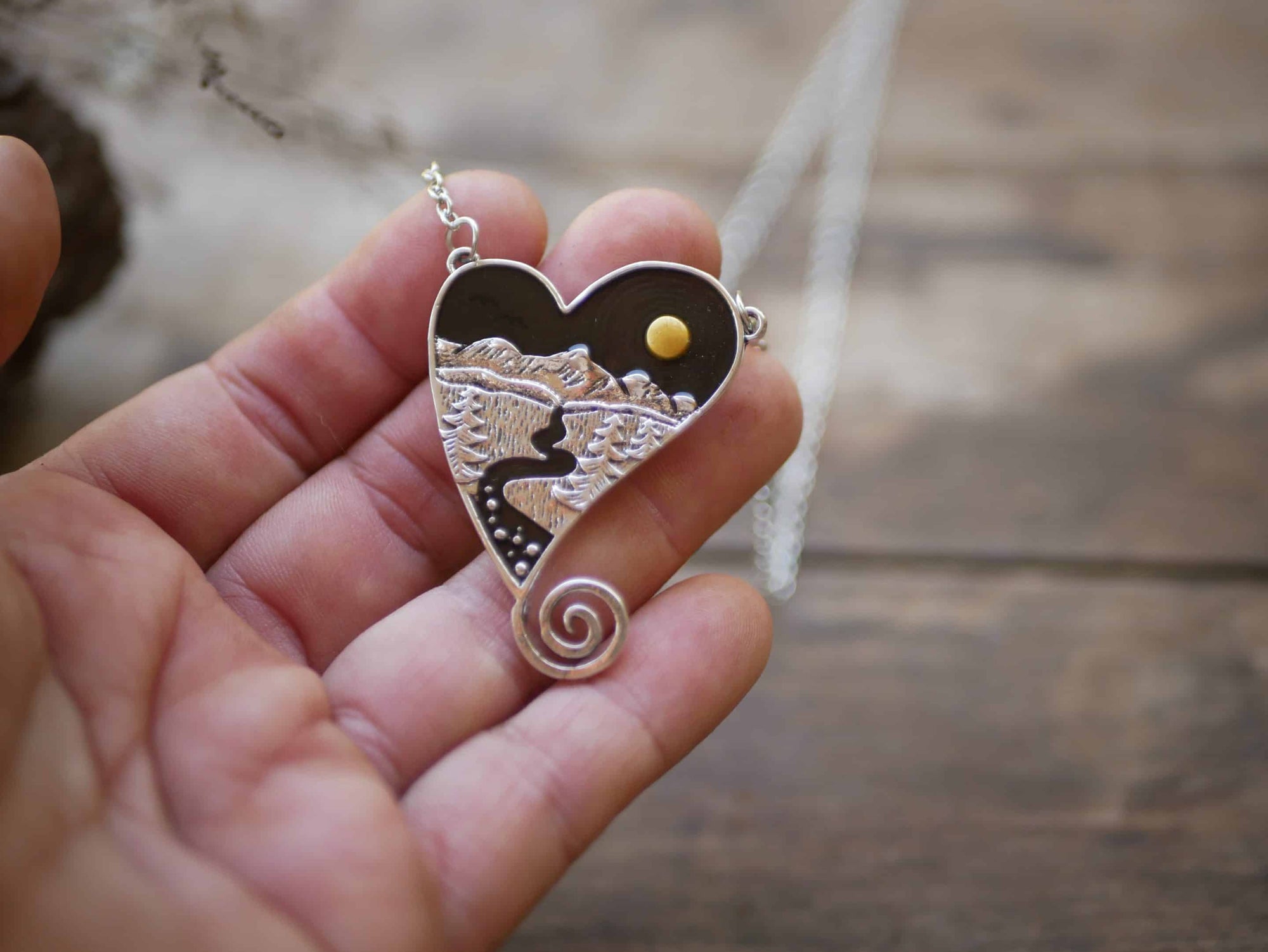 Kette mit Wald und Mond