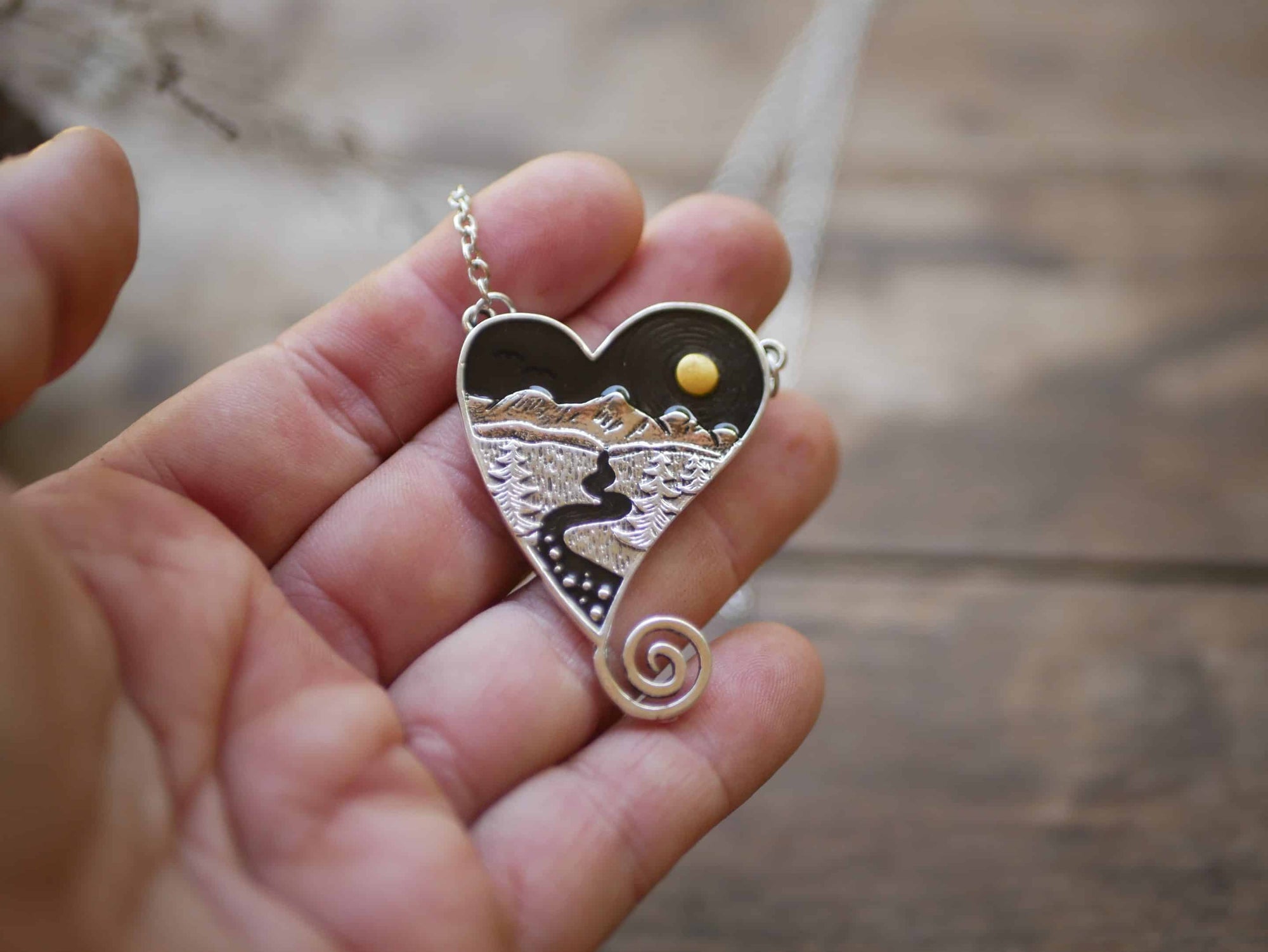 Kette mit Wald und Mond