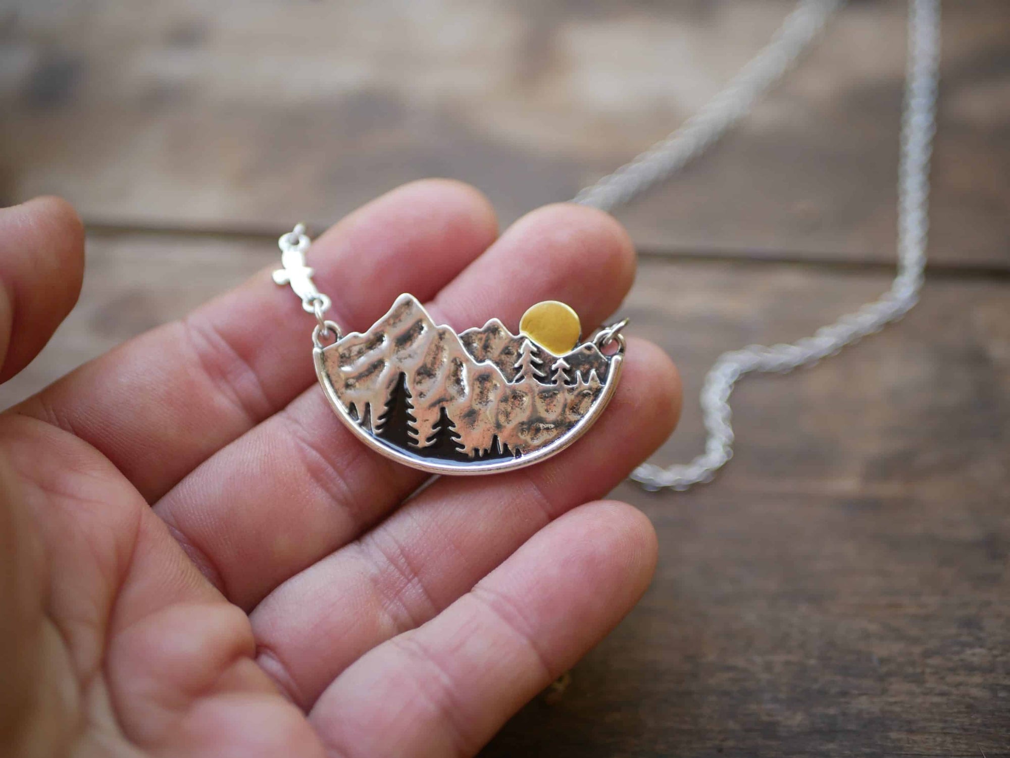 Kette mit Wald und Mond
