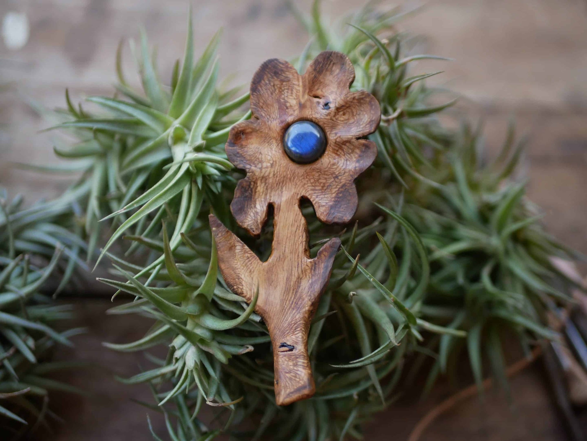 Blume aus Rosenholz mit einem Labradorit Stein