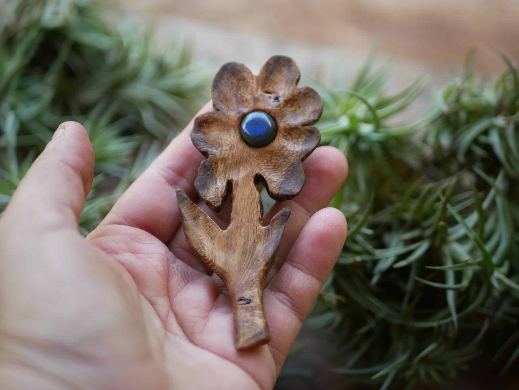 Blume aus Rosenholz mit einem Labradorit Stein