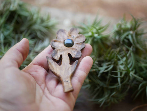 Blume aus Rosenholz mit einem Labradorit Stein
