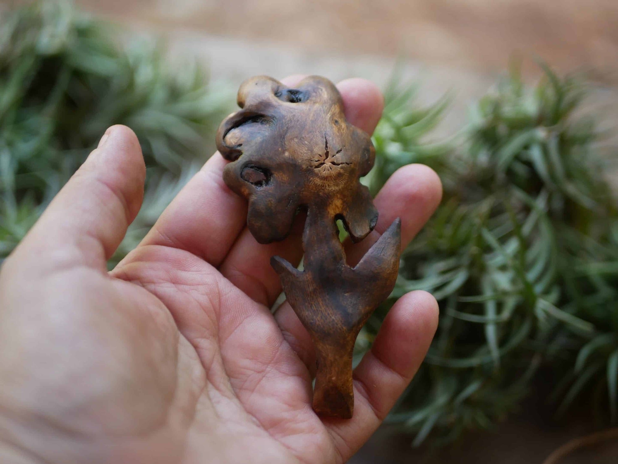 Blume aus Rosenholz mit einem Labradorit Stein