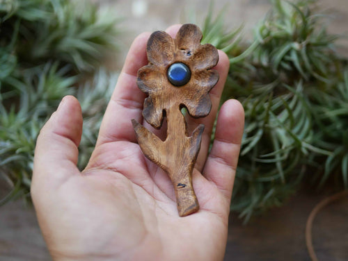 Blume aus Rosenholz mit einem Labradorit Stein