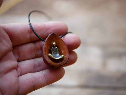 Avocado Kern mit Buddha als Kette