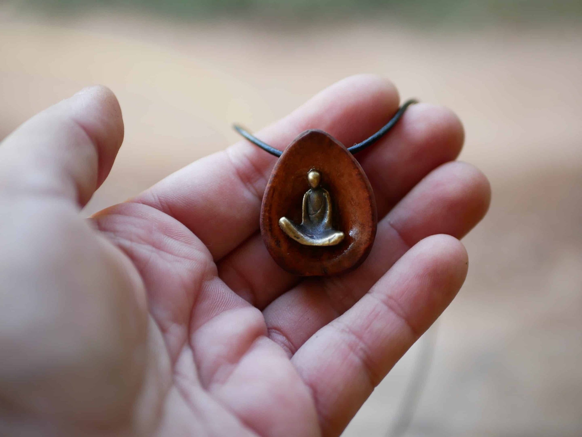 Avocado Kern mit Buddha als Kette