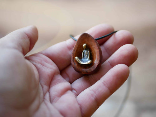 Avocado Kern mit Buddha als Kette
