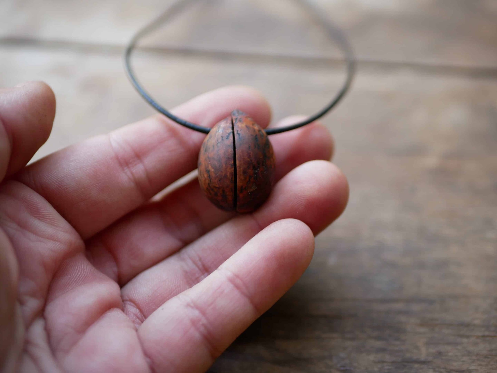 Buddha im Avocadokern Medaillon