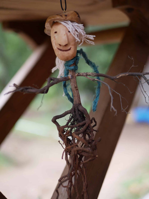 Wurzel Skulptur mit Baumperle und Baseballkappe auch aus Baumperle