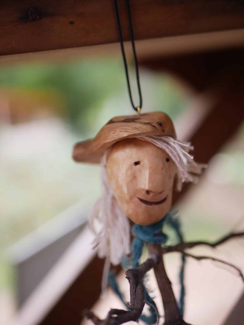 Wurzel Skulptur mit Baumperle und Baseballkappe auch aus Baumperle