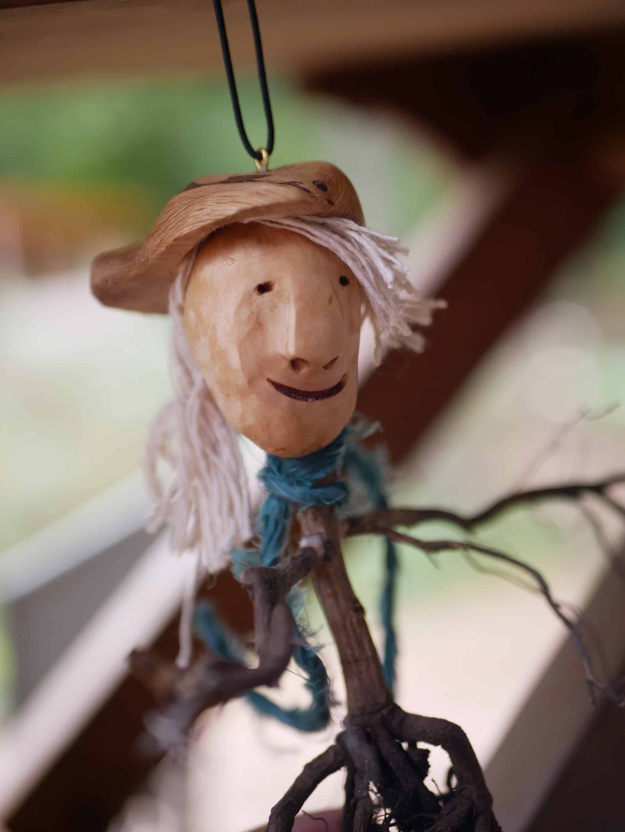 Wurzel Skulptur mit Baumperle und Baseballkappe auch aus Baumperle