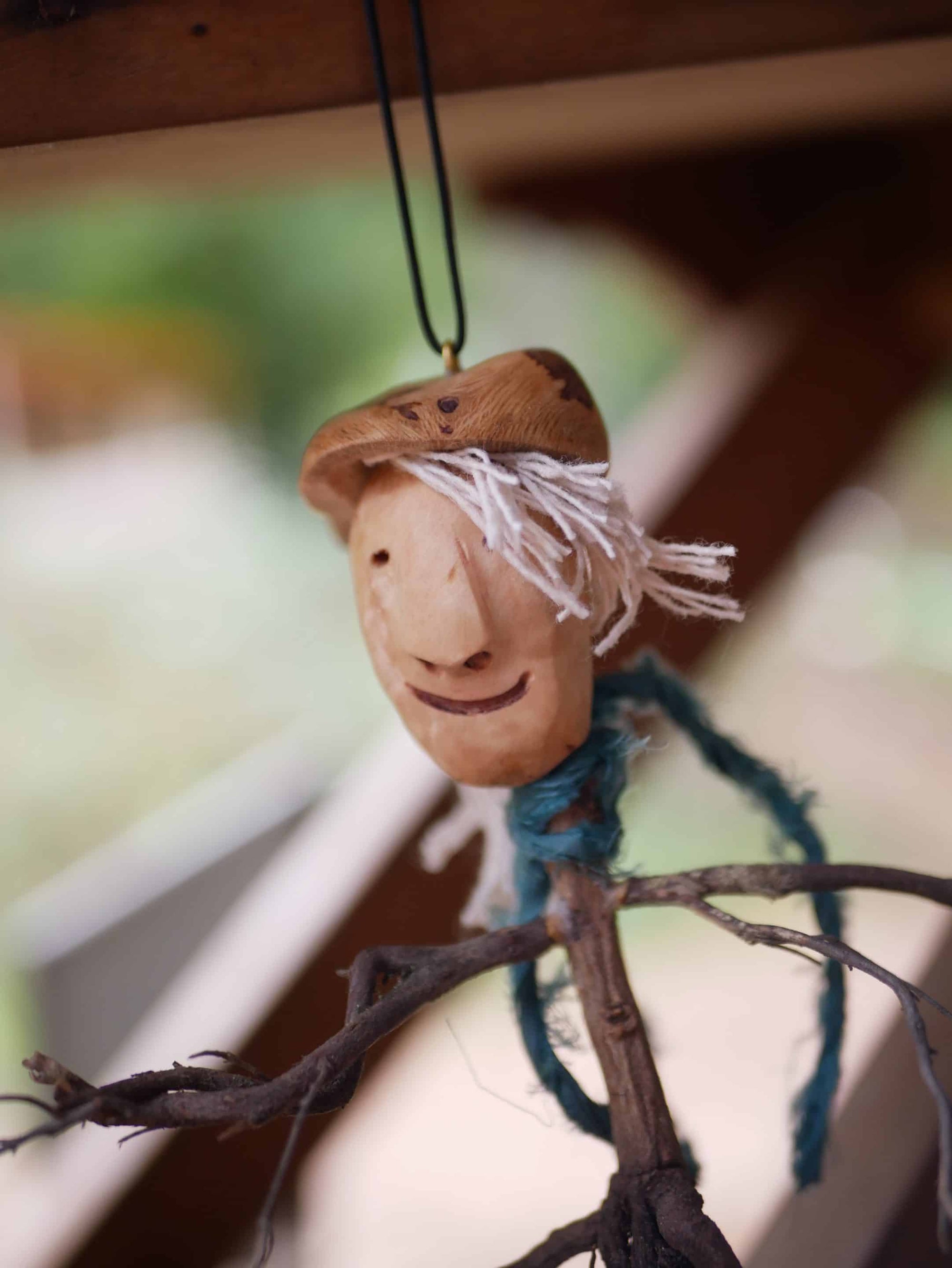 Wurzel Skulptur mit Baumperle und Baseballkappe auch aus Baumperle