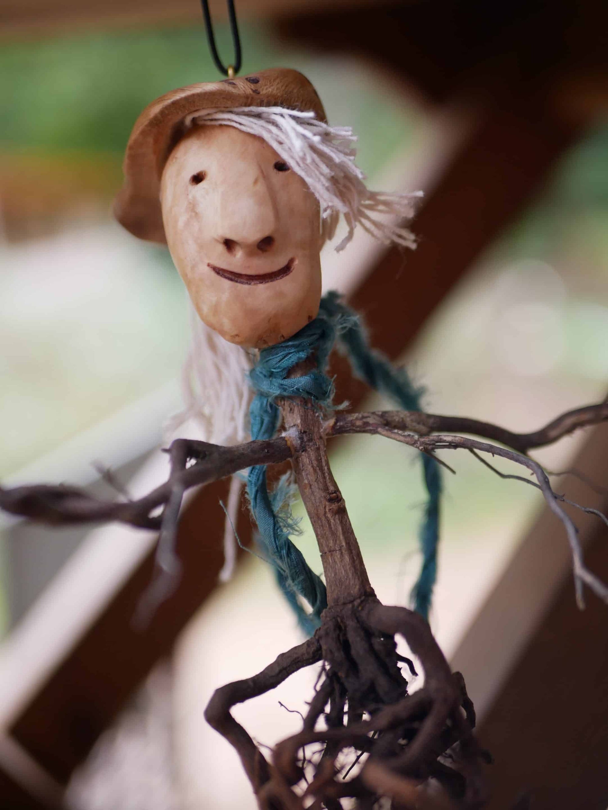 Wurzel Skulptur mit Baumperle und Baseballkappe auch aus Baumperle