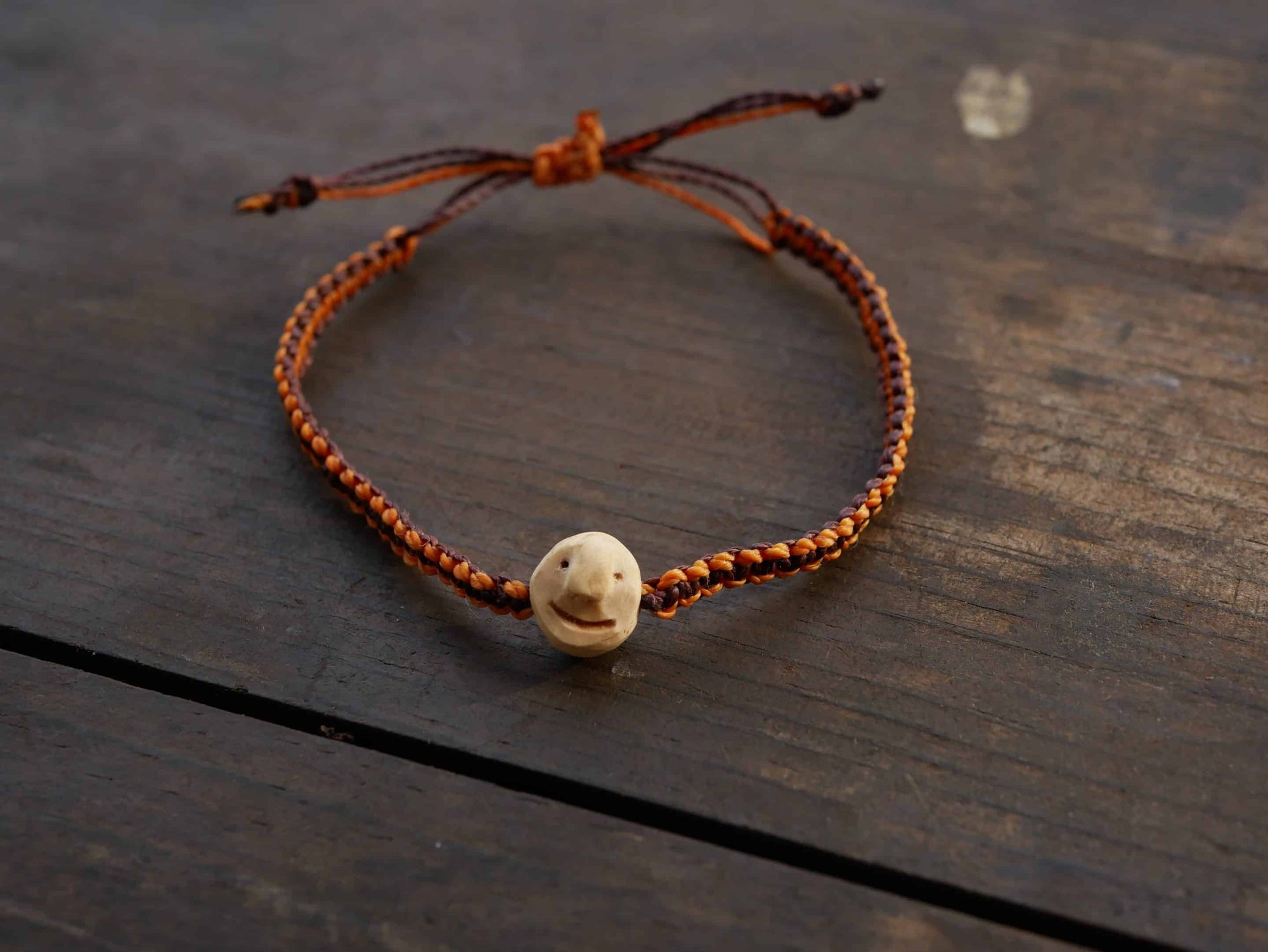 Armband Wichtel aus Baumperle und Makramee