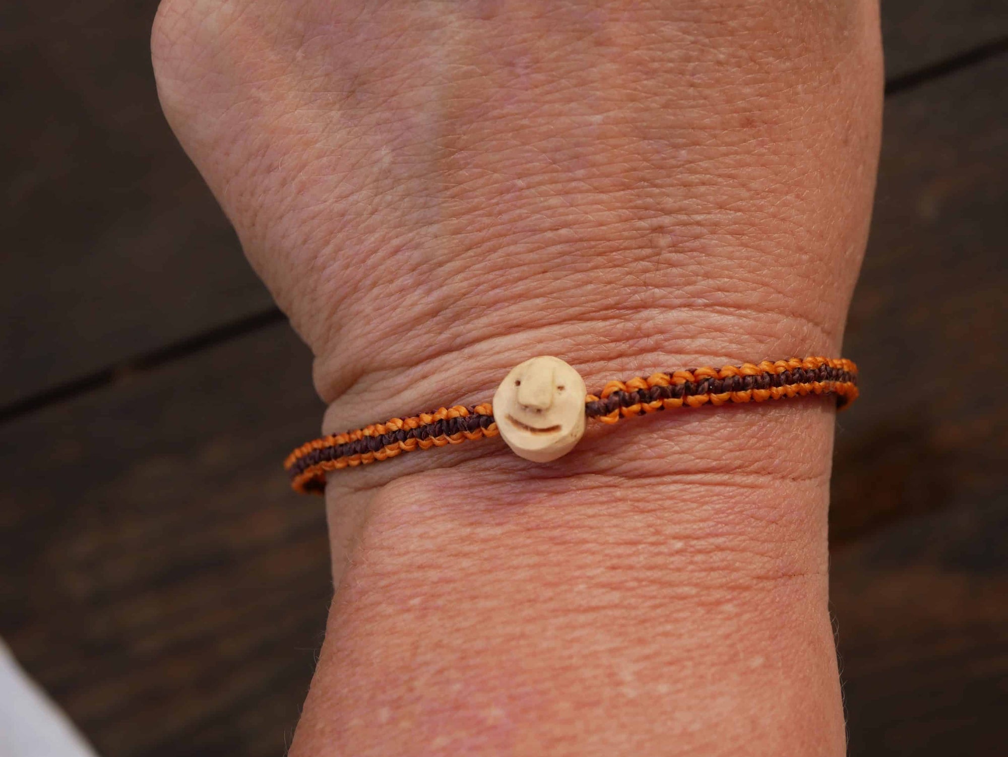 Armband Wichtel aus Baumperle und Makramee