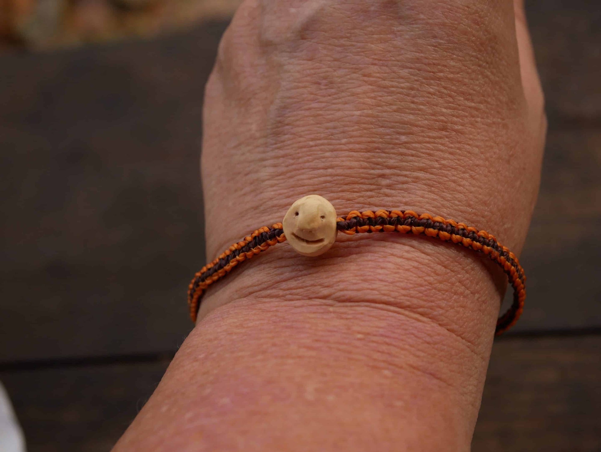 Armband Wichtel aus Baumperle und Makramee