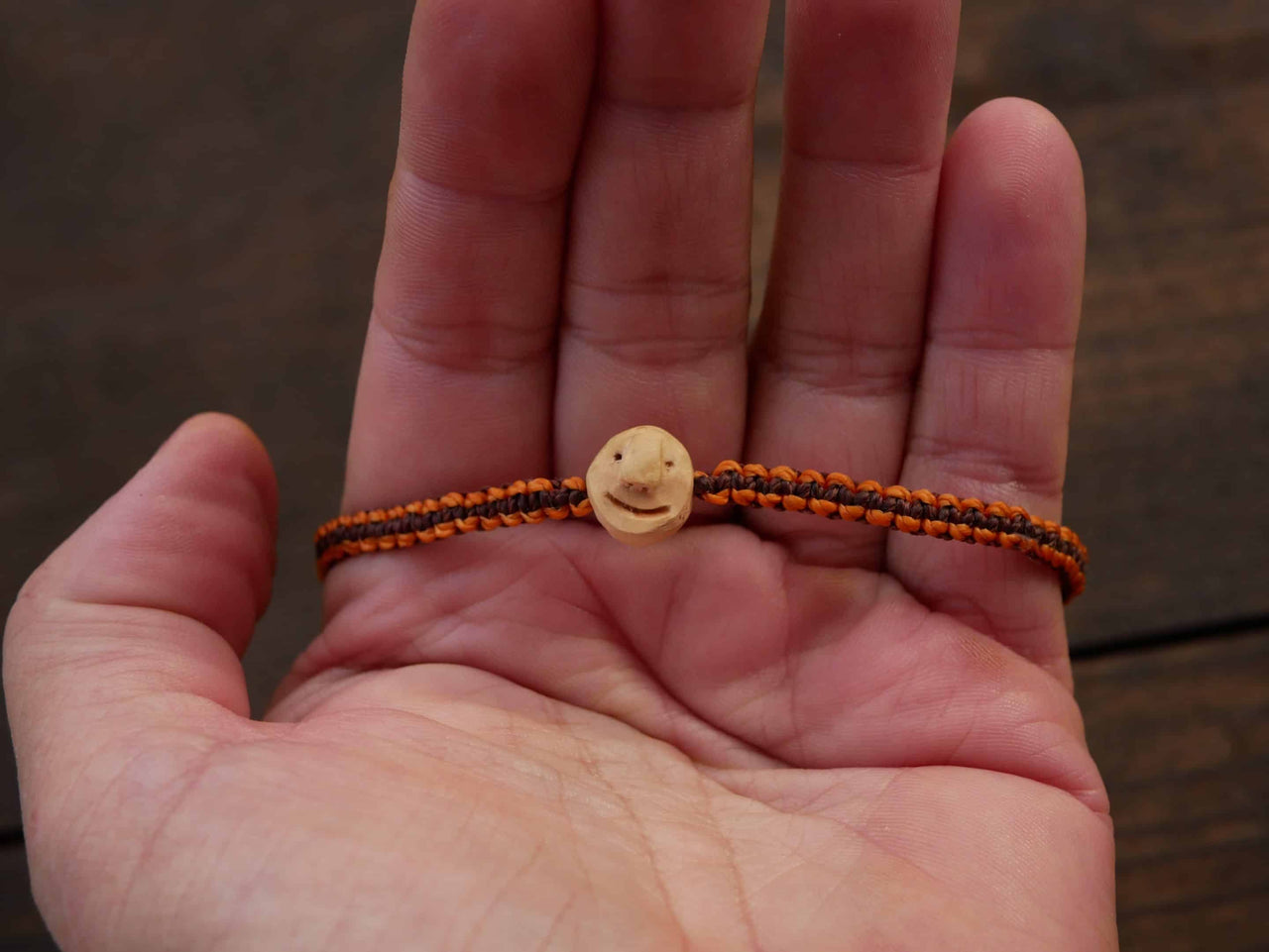 Armband Wichtel aus Baumperle und Makramee