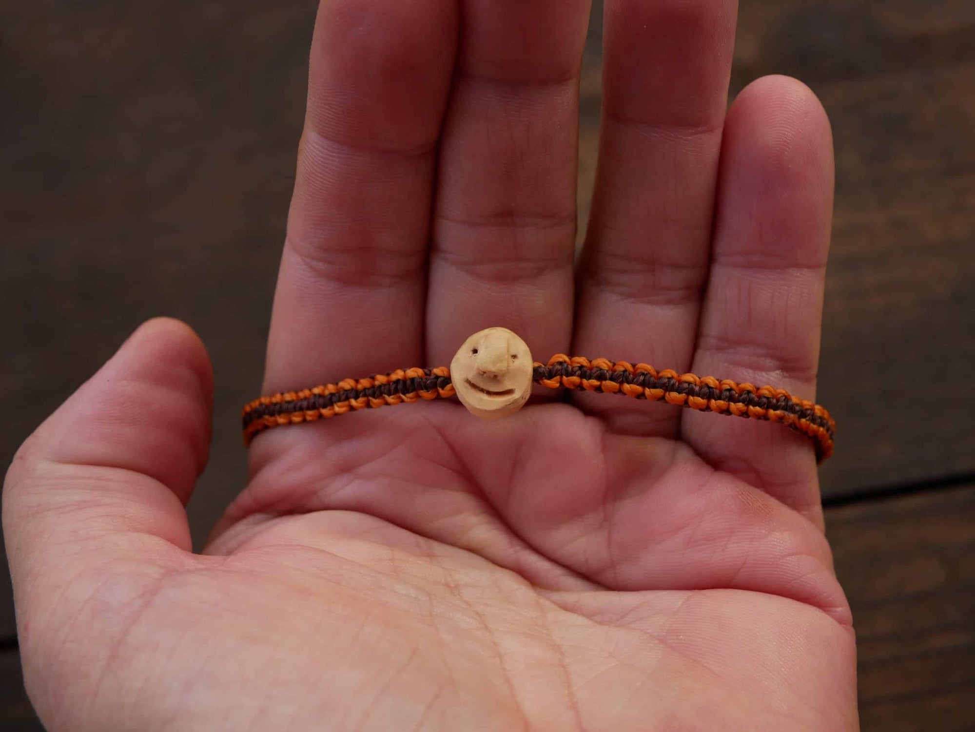 Armband Wichtel aus Baumperle und Makramee